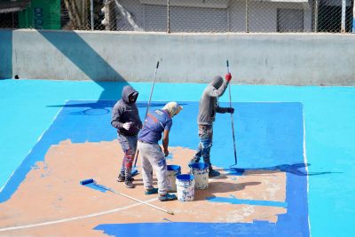 Empleados mientras trabajan en la cancha