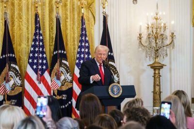 El presidente de EE. UU. Donald Trump habla en la Casa Blanca en Washington, DC, EE. UU., el 26 de marzo de 2025.