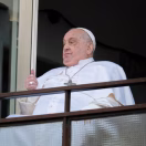 El papa Francisco continúa mejorando pero es prematuro hablar de su participación en actos