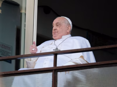 El papa Francisco continúa mejorando pero es prematuro hablar de su participación en actos