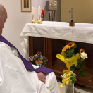 El Vaticano difunde la primera foto del papa desde su hospitalización