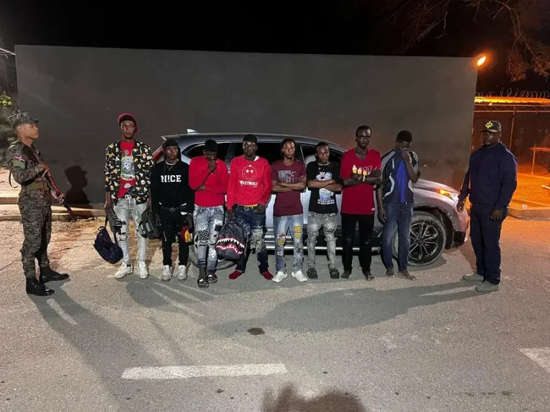 En uno de los automóviles eran transportados 5 y en el otro ocho