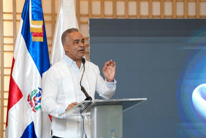 El ministro de Energía y Minas, Joel Santos, destacó el compromiso que tiene la República Dominicana con el cumplimiento de los estándares internacionales en materia de seguridad radiológica y el bienestar de quienes trabajan expuestos a radiaciones ionizantes en diversos sectores