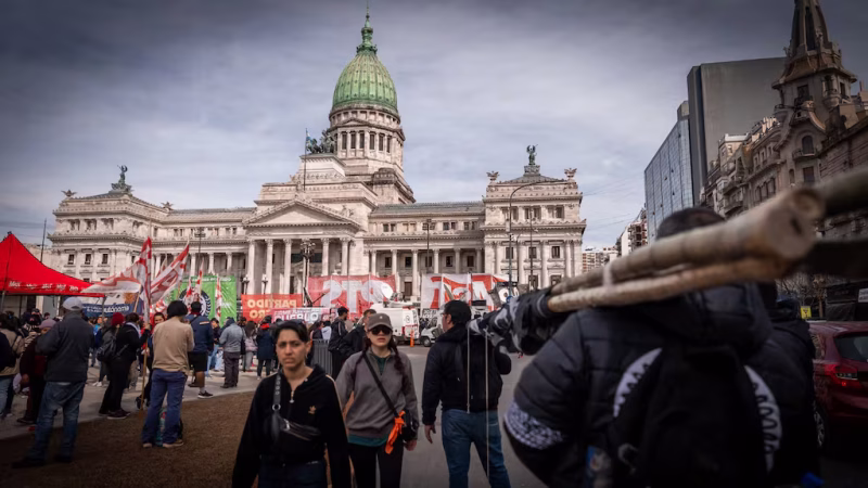 Miles de personas se suman a la marcha de los jubilados argentinos en Buenos Aires