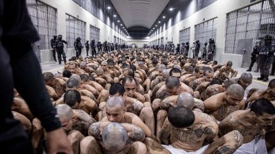 La tasa de presos en El Salvador es la "más alta del mundo", con 1.824 privados de la libertad por cada 100.000 habitantes, lo que eleva en un 369,5 % el hacinamiento carcelario en el país centroamericano.