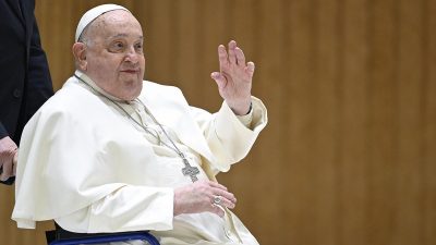 El papa ya no necesita ventilación mecánica por las noches y la infección está controlada