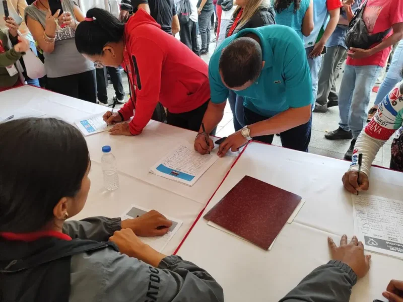 Reúnen firmas en apoyo a sus migrantes deportados a El Salvador