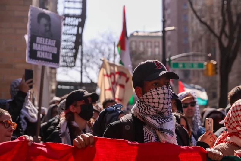 Unas 200 personas se manifestaron hoy frente a la puerta principal del centro educativo contra la detención de Khalil