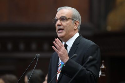 El presidente Luis Abinader afirmó este jueves que el país se ve en una posición adecuada, en comparación con otros Estados, respecto a las medidas arancelarias de Estados Unidos y aseguró que no contempla "una reducción en las exportaciones".