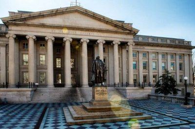 El Gobierno estadounidense reforzó este miércoles su política de "máxima presión" sobre Irán con la imposición de nuevas sanciones a su programa de exportación de crudo a tres días de que se celebre un segundo encuentro entre ambos países para tratar de buscar un acuerdo sobre el programa nuclear de Teherán.