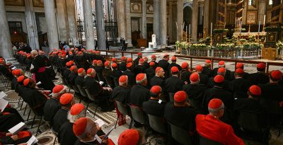 La séptima congregación general del cardenales, las reuniones preparativas del conclave, contó esta mañana con la participación de 181 cardenales, de los cuales 124 son electores, y se abordó la delicada situación económica y financiera de la Santa Sede, uno de los retos para el nuevo papa.