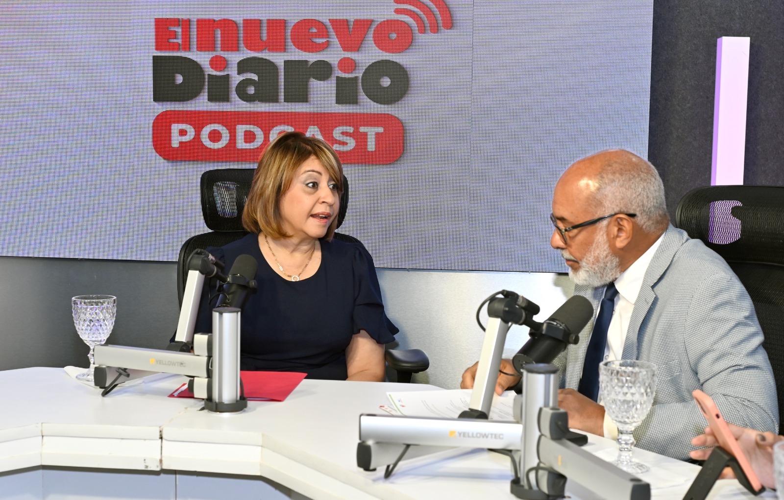 Rosanna Ruiz acompañada de Persio Maldonado Sánchez, director general de El Nuevo Diario, Roger Figueroa, editor económico, y la periodista Abigaíl Díaz.(FOTOS: FÉLIX LARA)
