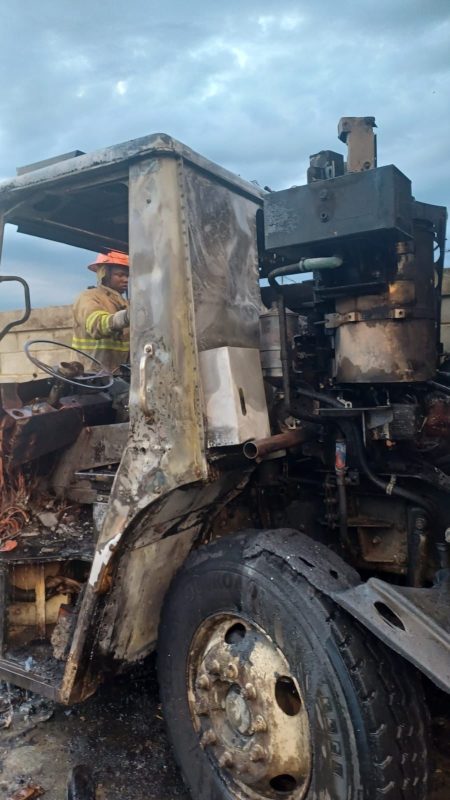 Incendian camión recolector de basura en Pantoja de SDO (Foto: fuente externa)