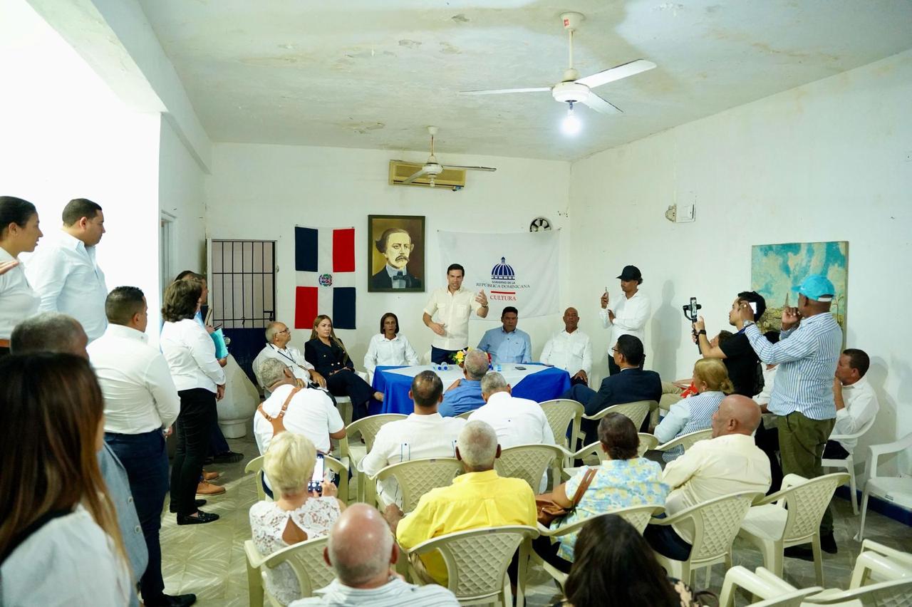 La jornada comenzó en la sede de la Gobernación, donde Salcedo sostuvo una reunión con autoridades provinciales (Foto: Fuente externa)