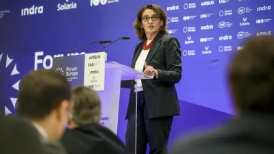 La vicepresidenta primera y comisaria de Competencia de la Comisión Europea, Teresa Ribera, aseguró este viernes que la Unión Europea (UE) debe actuar con "la cabeza fría" y de manera unida para responder al aumento del 20 % a los aranceles de importación a EE.UU., al tiempo que defendió las normas antimonopolio digital duramente criticadas por Donald Trump.