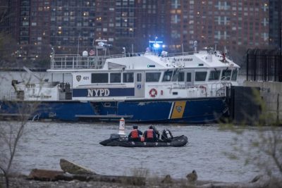 Autoridades de EE.UU. barajan este viernes las hipótesis de que el accidente de un helicóptero ocurrido el jueves en aguas del río Hudson (entre Nueva York y Nueva Jersey), donde fallecieron cinco españoles y un piloto estadounidense, pudo deberse a un percance con algún pájaro o con un dron, o tal vez a un fallo del motor.
