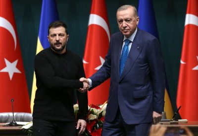 "Hemos discutido sobre el posible próximo encuentro en Estambul y sobre en qué condiciones Ucrania está lista para participar en él. Vimos que este encuentro no puede y no debería estar vacío", afirmó Zelenski en su cuenta de Telegram, en la que dio cuenta del contenido de su diálogo con el jefe de Estado turco.