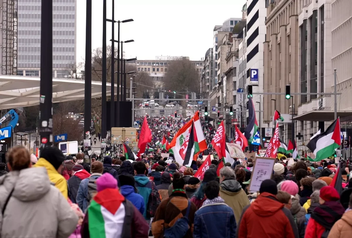 Decenas de miles de personas marchan en Bruselas para pedir un alto el ...