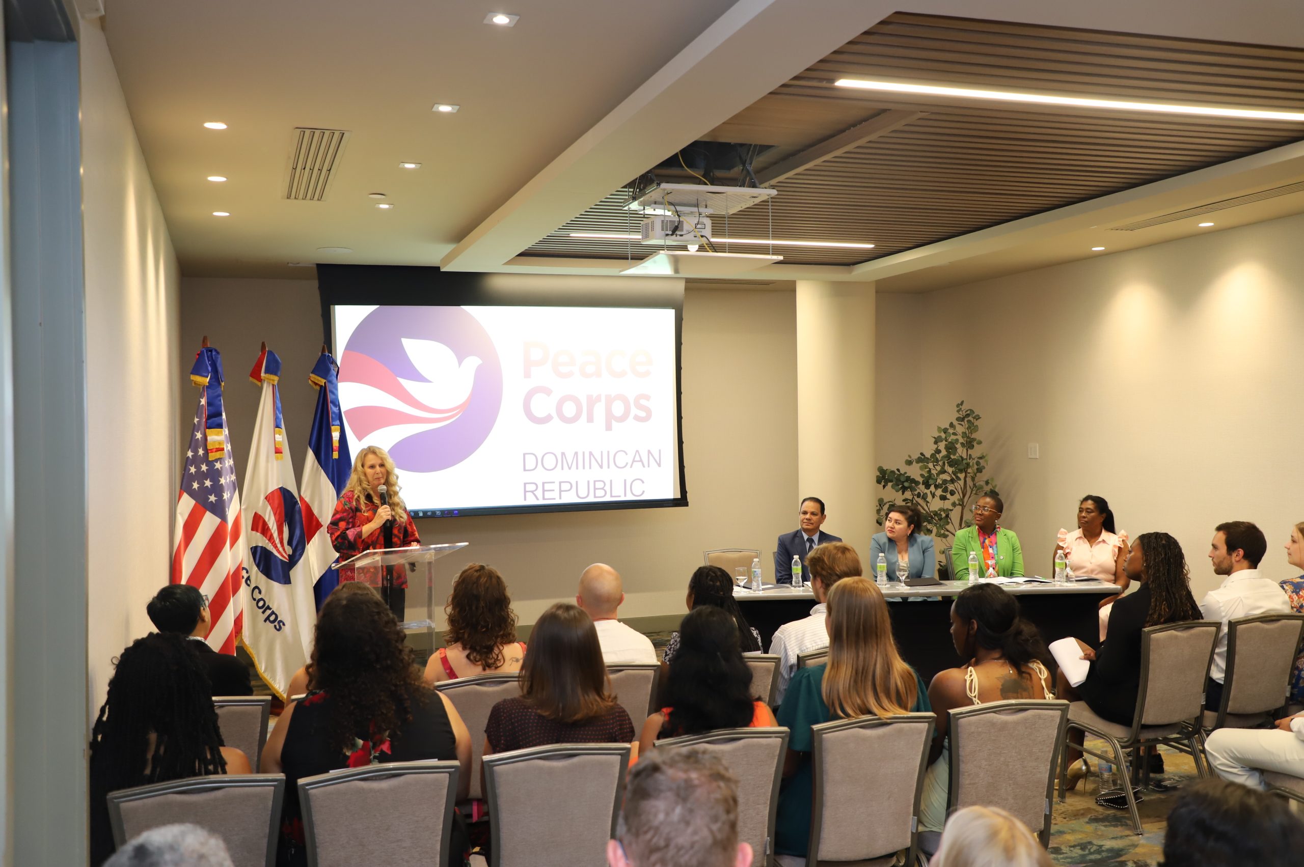 Voluntarios del Cuerpo de Paz durante su juramentación en Santo Domingo