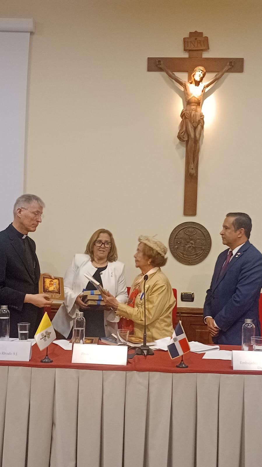 Maestra Elsa Brito de Domínguez recibe la bendición del Papa León XIV en Roma
