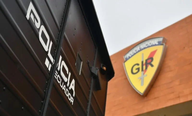 Mueren siete presuntos secuestradores y un policía durante un operativo en Ecuador