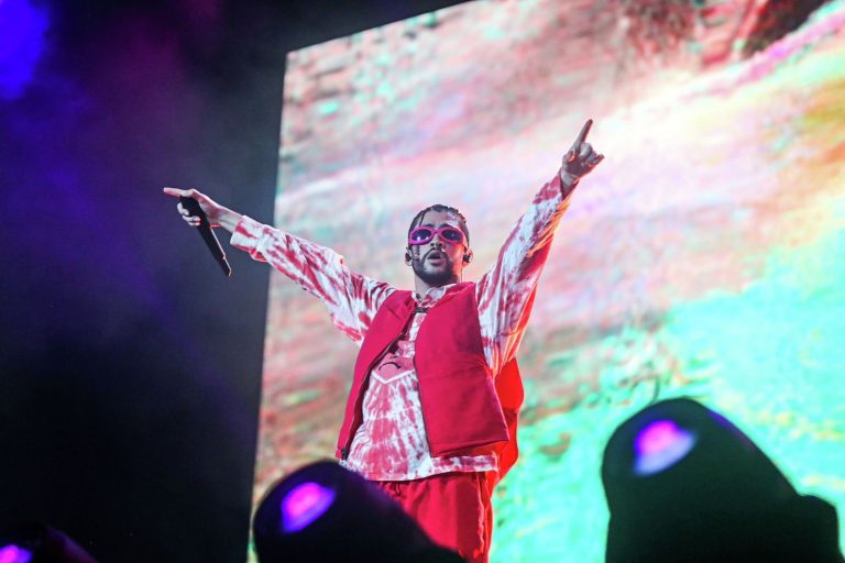 Bad Bunny iniciará su gira mundial “Debí Tirar Más Fotos” el 21 de ...