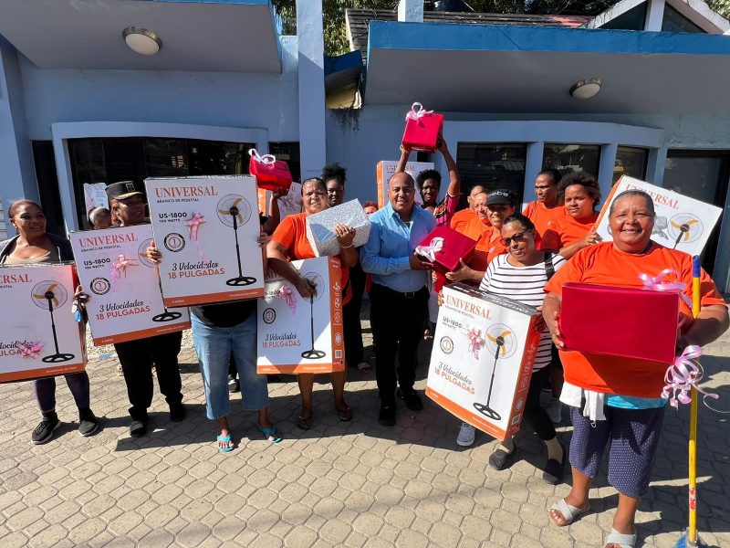 Alcalde Freddy Cruz sorprende a las heroínas silenciosas de Cabarete con regalos por el Día de las Madres (Foto: Fuente Externa)