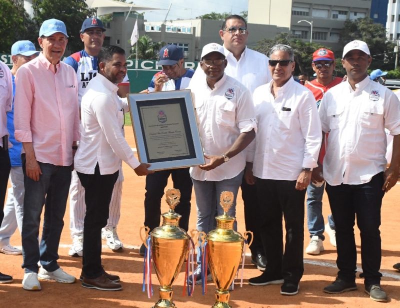 El ingeniero Miguel Agustín Tiburcio lanza la primera bola para dejar inaugurado el octavo torneo de softbol gubernamental que está dedicado al presidente Luis Abinader Corona. (Fuente externa).