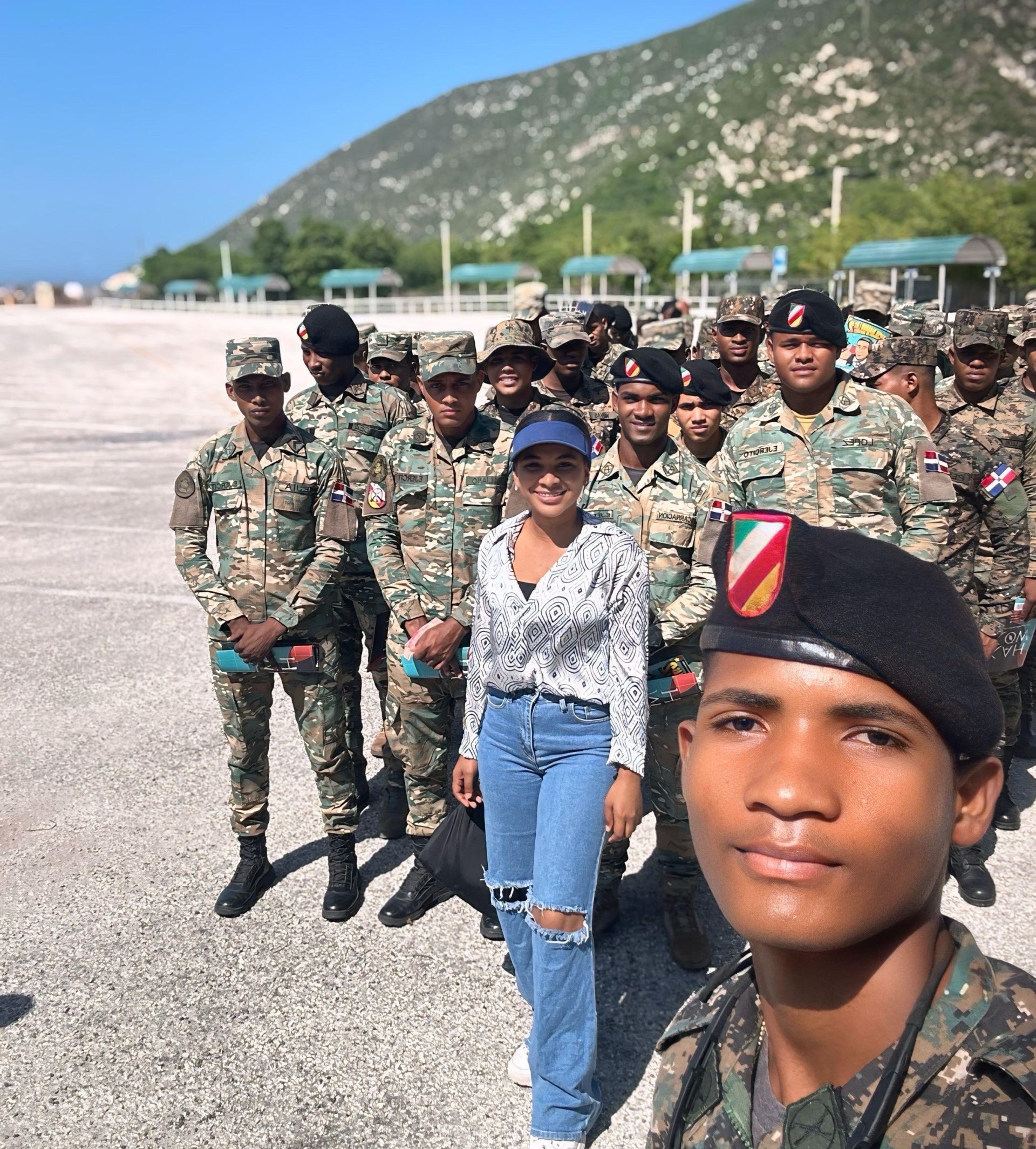 Rosa Galán y miembros jóvenes del Ejercito dominicano/ END 