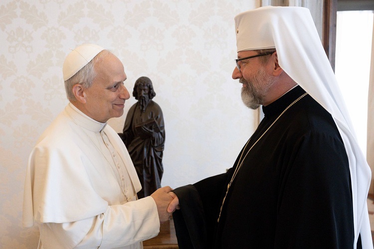 También le entregó una lista con los nombres de los prisioneros de guerra ucranianos y le dio detalles de la colaboración de los últimos años con el difunto papa Francisco para la liberación de reos.