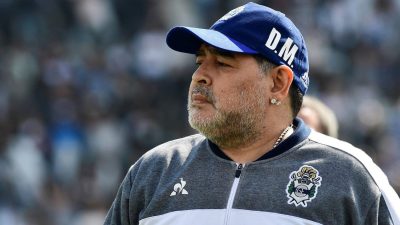 La Justicia argentina ordenó este martes el allanamiento de la Clínica Olivos, donde Diego Armando Maradona estuvo ingresado poco antes de su fallecimiento, para esclarecer si el astro fue operado allí sin los estudios prequirúrgicos reglamentarios, después de que se presentaran testimonios contradictorios en el juicio por su muerte.