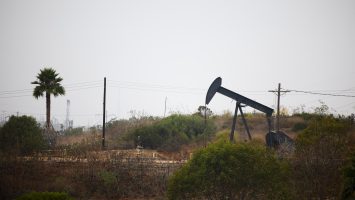 El petróleo de Texas sube 2,3 %, hasta los 71,92 dólares, tras caer a niveles de preguerra