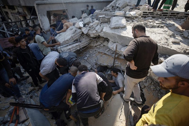 La agencia informó de un bombardeo israelí contra un edificio residencial en Yabalia, en el norte del enclave palestino, en el que han muerto tres personas y decenas han resultado heridas. Anteriormente, otras diez personas murieron en otro ataque contra viviendas en la misma localidad gazatí.