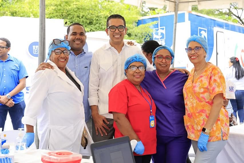Oficina Senatorial de Bahoruco, despacho de Primera Dama y SNS realizan jornada médica 5 Andres Guillermo Lama Perez junto a personalidades jornada medica en Bahoruco Foto Ramon A Medina