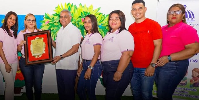 Centros educativos reconocen al director del Distrito 09-02 en Valverde Centros educativos reconocen al director del Distrito 09-02 en Valverde