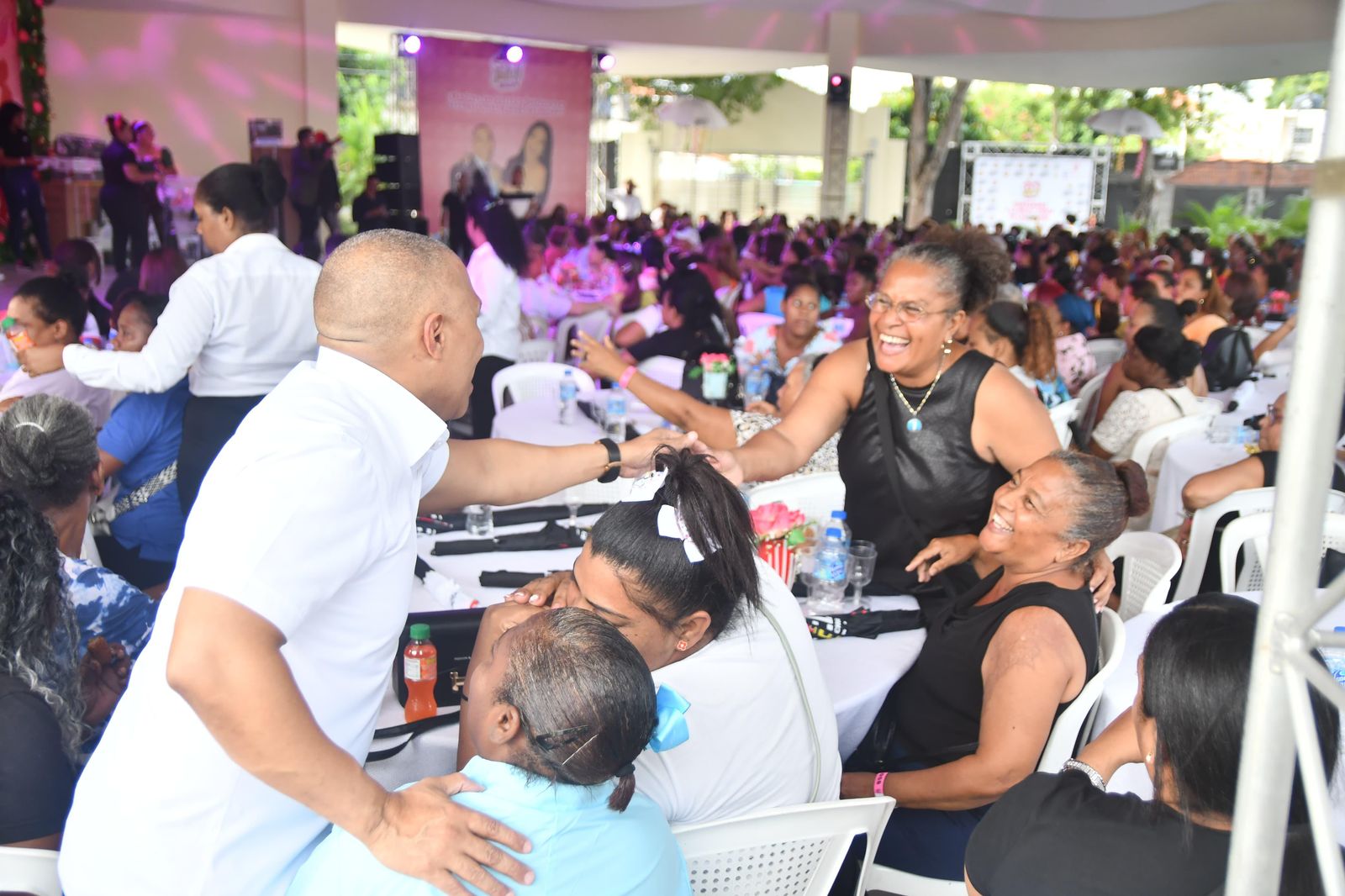 Bajo el lema “Joselito Está de Madre”, cientos de madres se dieron cita en el Club El Rosal para compartir una tarde inolvidable (Foto: Fuente Externa)