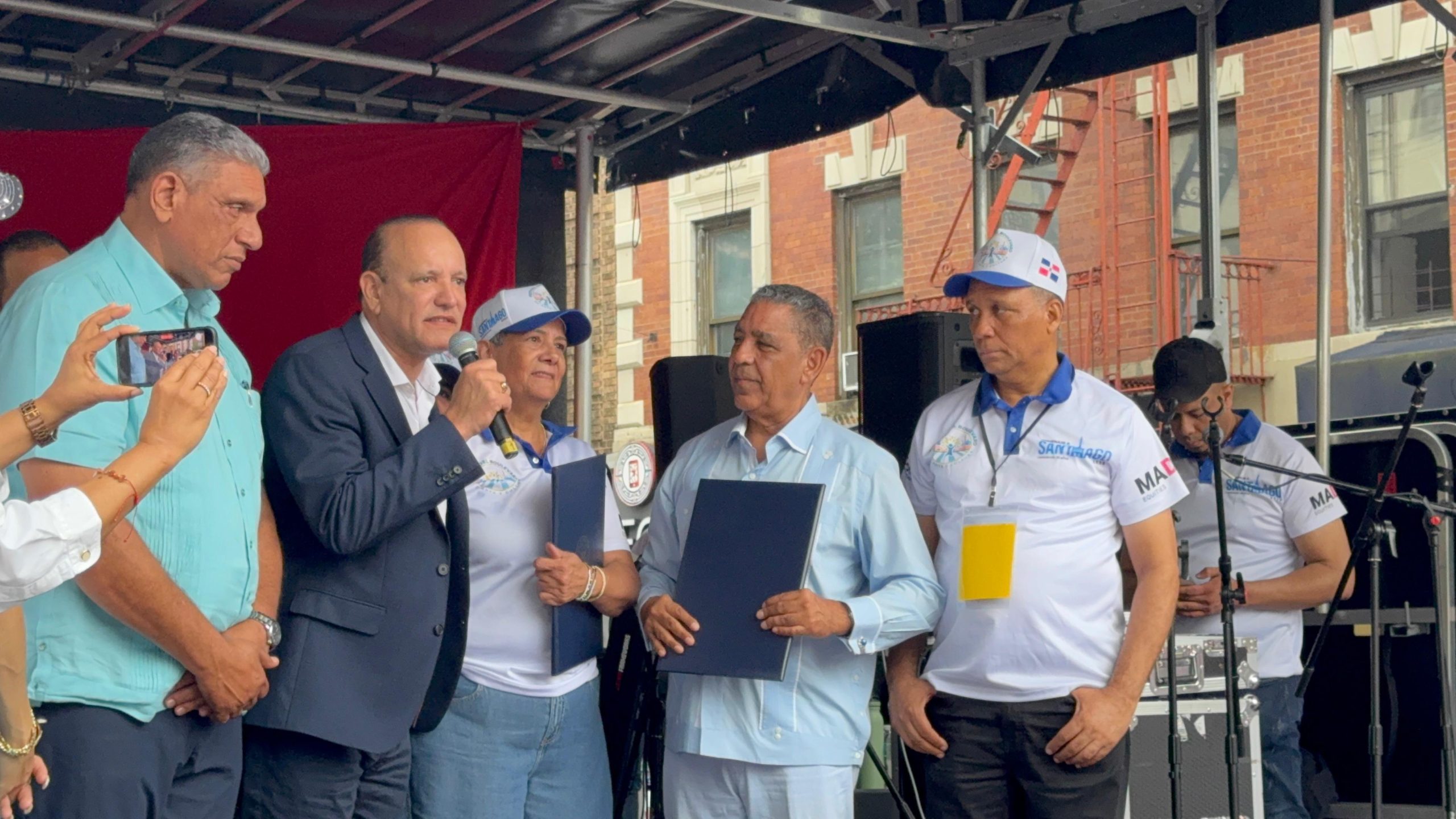 El alcalde Ulises Rodríguez agradeció profundamente el gesto del congresista Espaillat (Foto: Fuente Externa)