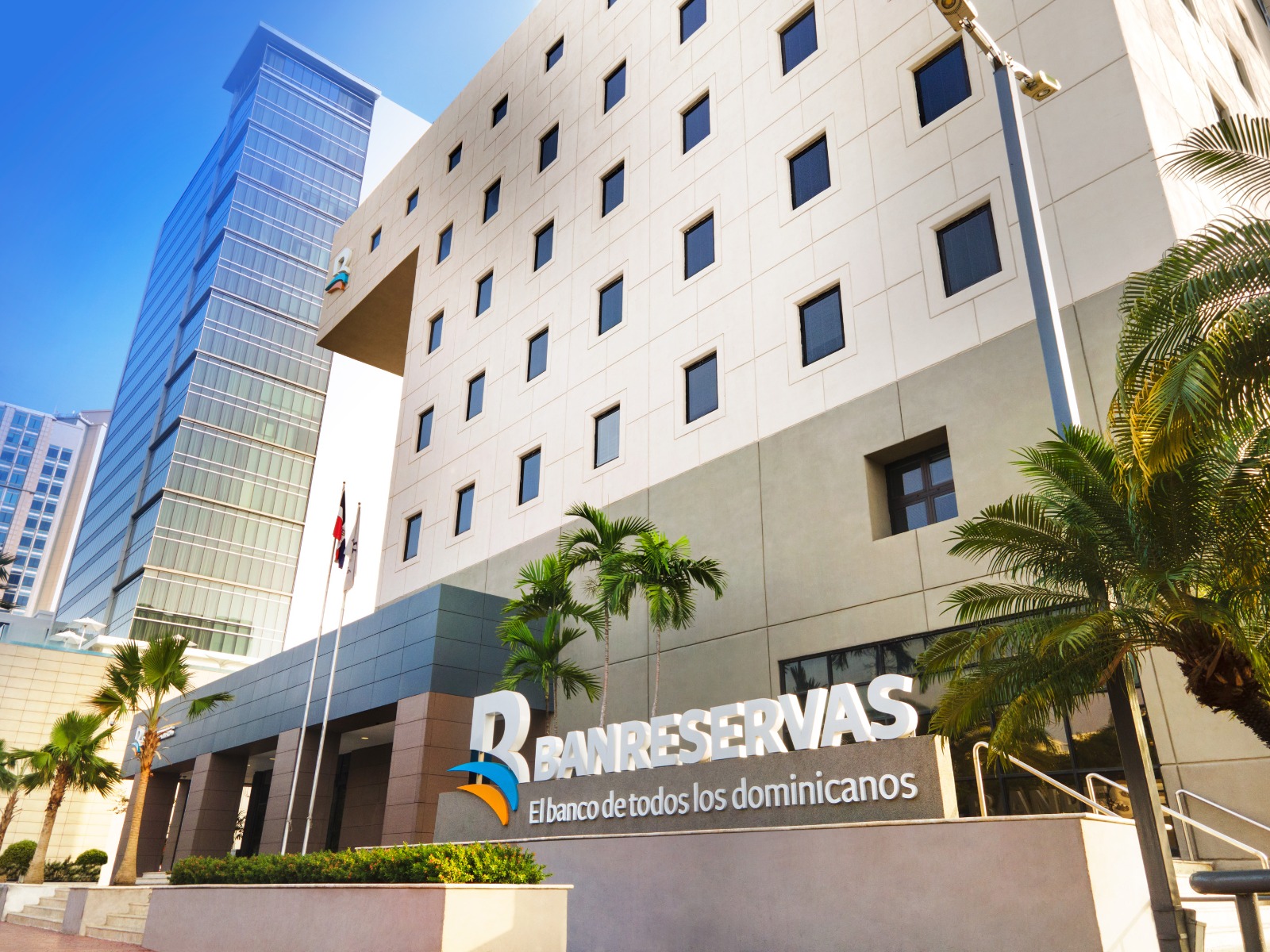 Banreservas recibe cuatro premios World Finance por su gestión de negocios y como grupo bancario