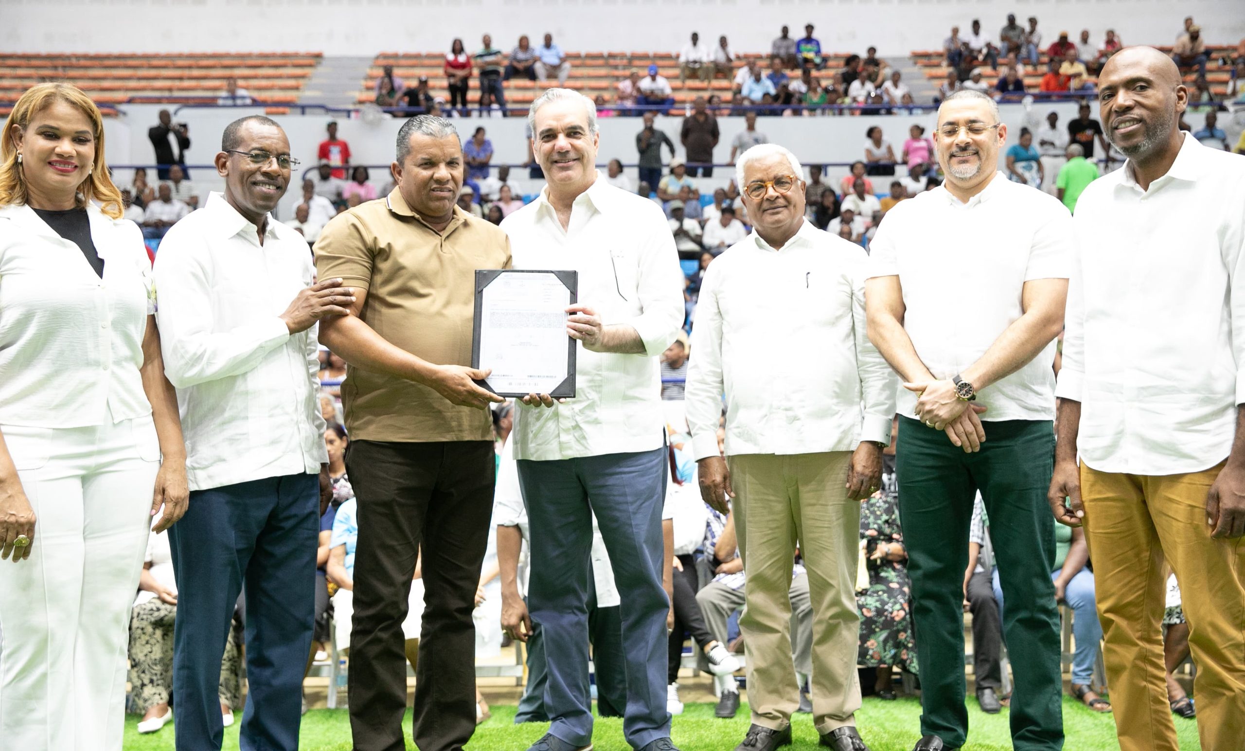 Abinader entrega 1,600 títulos de propiedad en La Romana