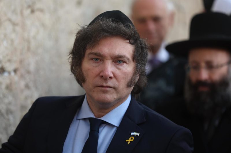 El grupo aseguró en enero que otorgaría el premio a Milei en reconocimiento a su "apoyo inequívoco a Israel durante uno de los momentos más difíciles desde su creación", valorando su apoyo al país desde el comienzo de la guerra en Gaza, tras el ataque del grupo islamista palestino Hamás el 7 de octubre