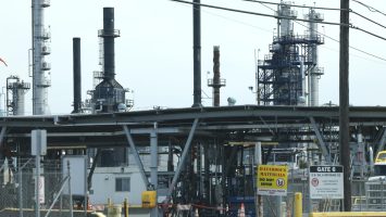 El petróleo de Texas baja a 72 dólares pese a los ataques entre EE. UU. e Irán