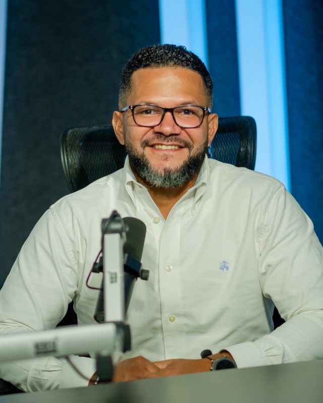 José Santana, coleccionista de autos a escala. (Fotos: Albert Ramírez)