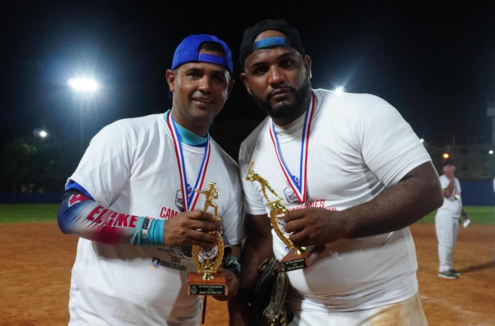 Caonabo Lemonier (GB del conjunto la UASD),y Víctor Morillo, con el trofeo como jugador más valioso y lanzador más destacado
