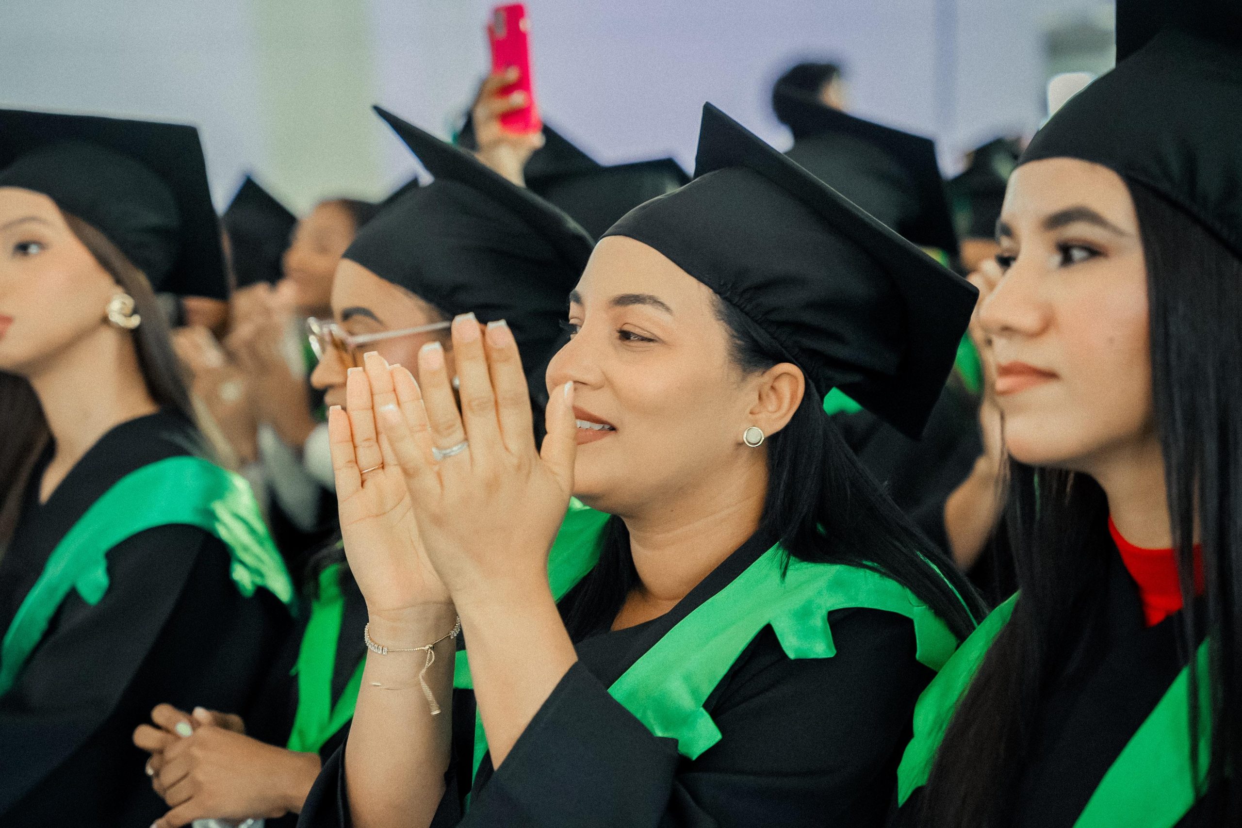 De los graduandos el 73% fueron mujeres y el 27% hombres distribuidos en las distintas facultades de la institución