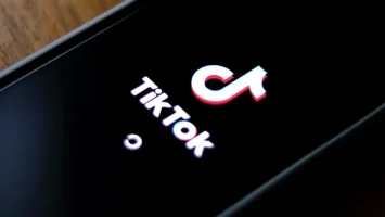 Bruselas acusa a TikTok de no proteger suficientemente a los menores