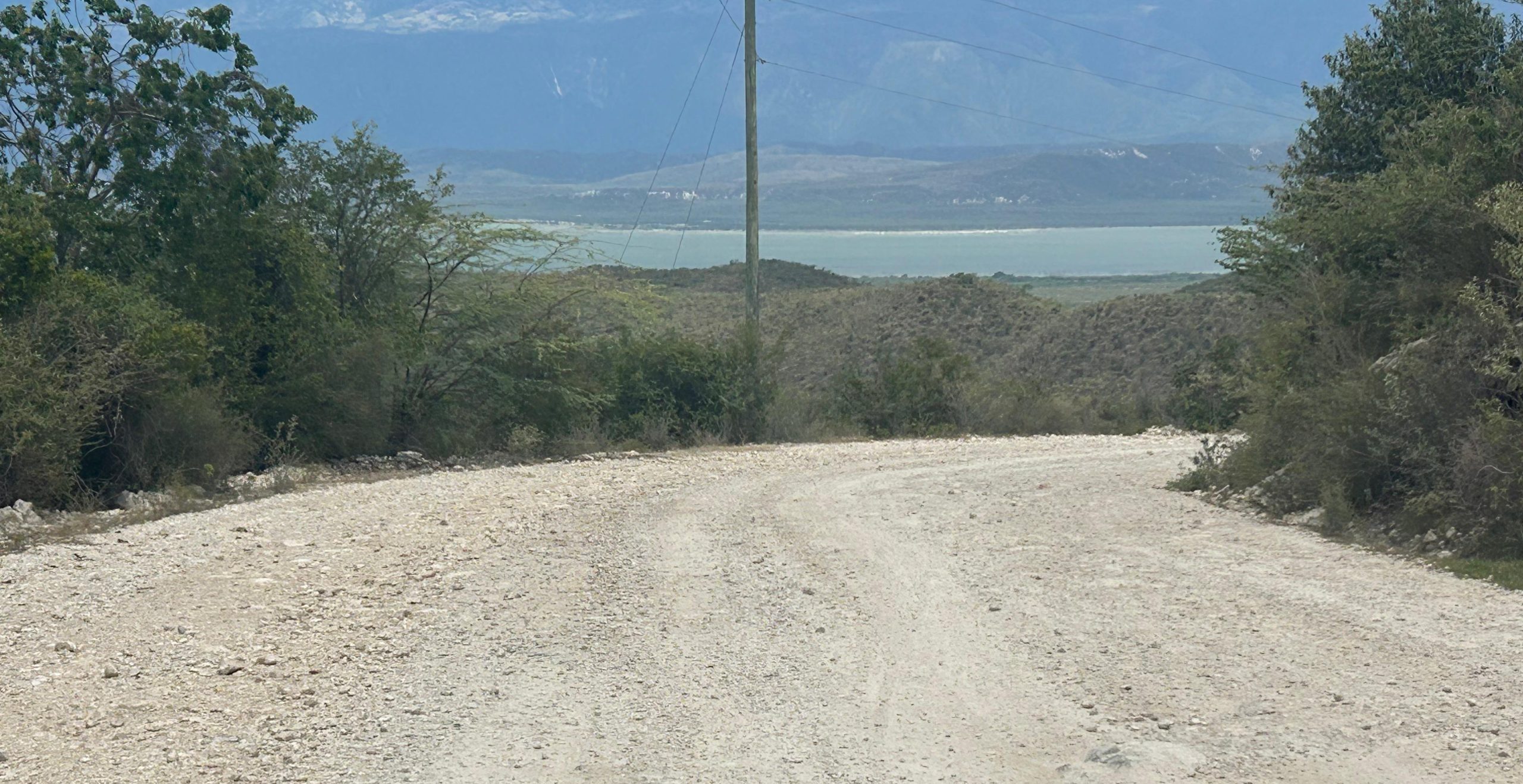 Carretera comunidad Los Pinos del Edén, con vista al Lago Enriquillo.