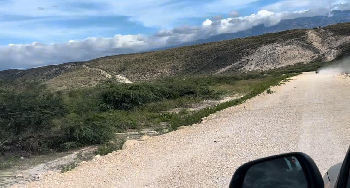 Condiciones de carretera comunidad Los Pinos del Edén, Jimaní/ Foto: Rosa Galán.