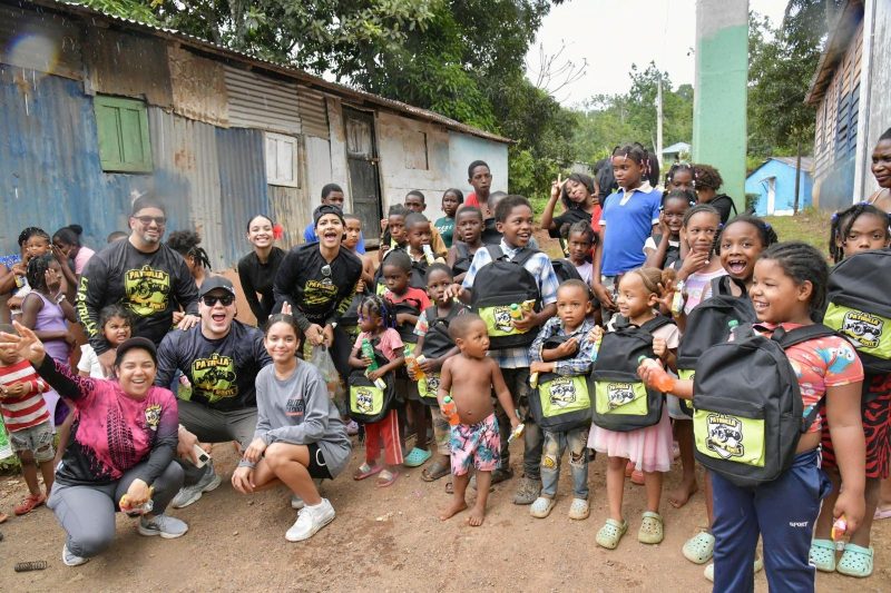 “La Patrulla del Monte” entrega  útiles escolares a niños de El Higüero, La Cuaba, Yamasá, Sierra Prieta, Mamá Tingó y Muchas Aguas