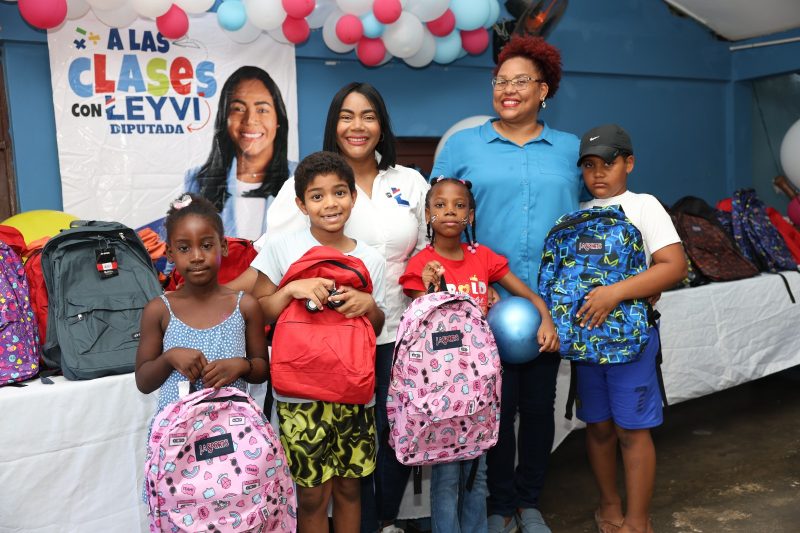 Diputada Leyvi Bautista realiza entrega de útiles escolares en Pedernales