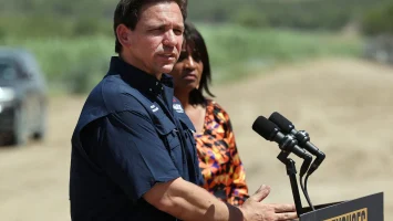 El gobernador de Florida promulga el nuevo mapa electoral que favorecería a republicanos